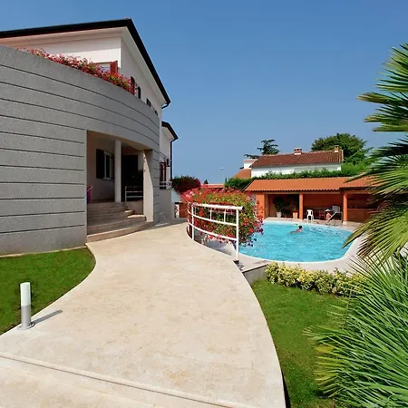 Modern Seaside In With Swimming Pool