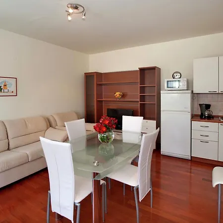 Modern Seaside In With Swimming Pool Lejlighed