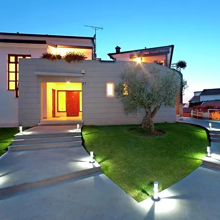 Lejlighed Modern Seaside In With Swimming Pool