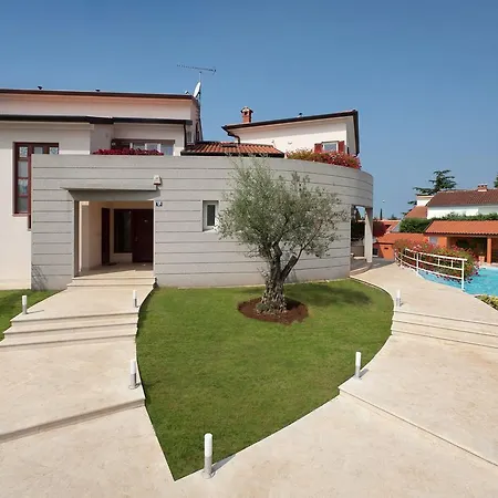 Modern Seaside In With Swimming Pool Apartment