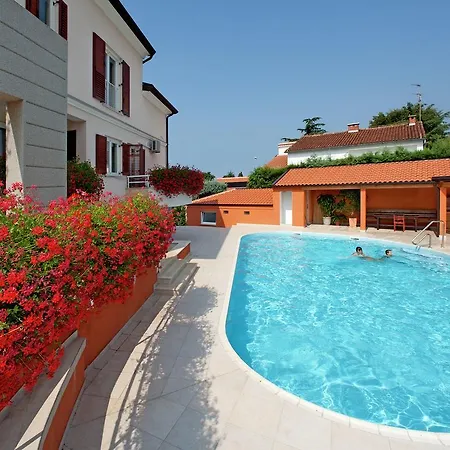 Modern Seaside In With Swimming Pool Apartment *