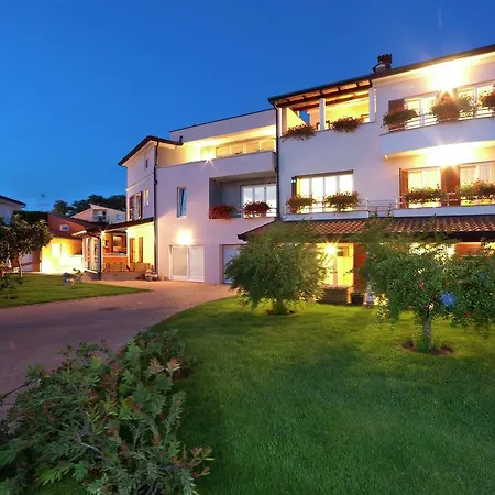 Modern Seaside In With Swimming Pool Lejlighed