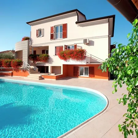Modern Seaside In With Swimming Pool Apartment *